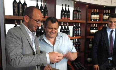 Wśród uczestników spotkania Umberto Ququarini losował nagrody, wśród których były butelki jego wina oraz zaproszenia do restauracji Misz Masz