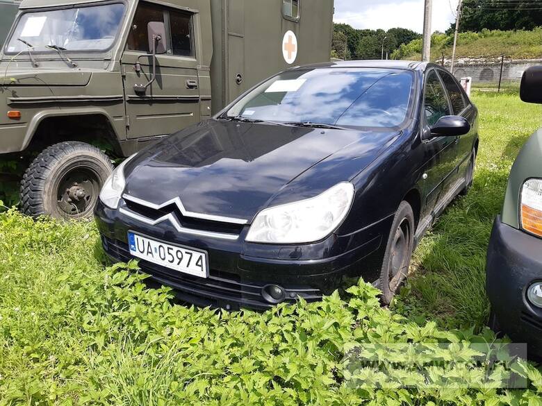 Fordy, Ople i Skody za 2-3 tys. zł! Tanie samochody od mundurowych. Zobacz te wnętrza