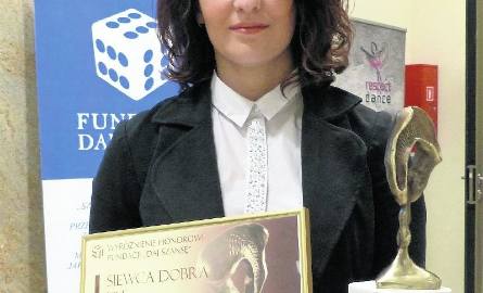 Dominika Białobrzewska z Wtórpolu w imieniu Karoliny Wojteczek odebrała statuetkę.