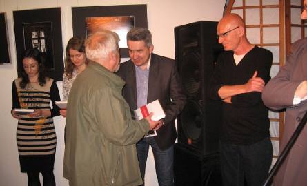 Leszek Jastrzębiowski wręczył autorm wystawy najnowszą ksiązkę o obozie koncentracyjnym  w Auschwitz.