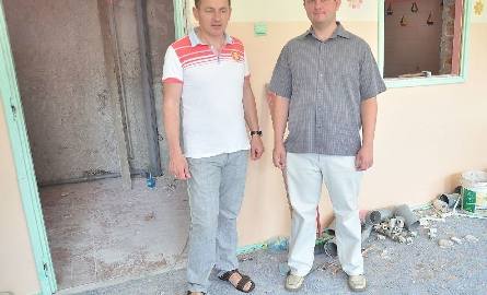Postęp prac przy remoncie łazienki w sali trzylatków doglądał sponsor przedsięwzięcia, Dariusz Kołek (z lewej) oraz Piotr Kułaga, przewodniczący Rady