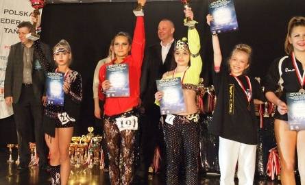 Kielczanki zdobył cenne trofea. W kategorii Disco Dance Solistki 12-15 lat triumfowały: Natalia Liwocha (pierwsza z lewej) i Martyna Gabryś (trzecia
