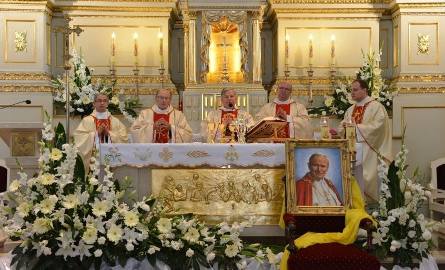 Karol Wojtyła w 1977 roku dokonał koronacji obrazu Matki Bożej Pocieszenia. W sanktuarium został fotel, w którym siedział.