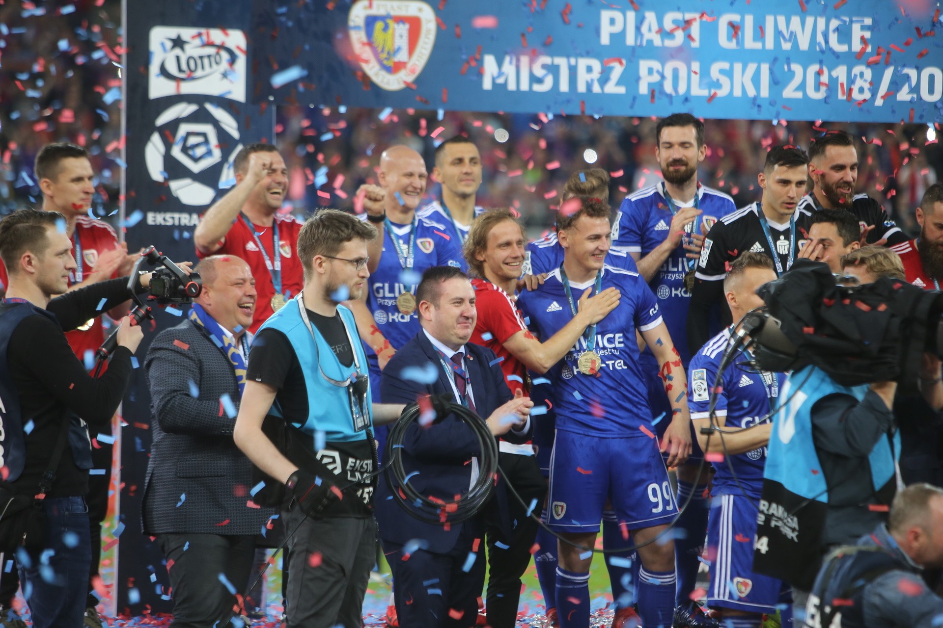 Piast Gliwice Mistrzem Polski Szal Radosci Na Stadionie Zdjecia Uroczystosc Wreczenia Medali I Pucharu Szampan Konfetti Sztuczne Ognie Gazetawroclawska Pl