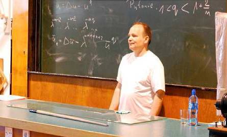 Rok 2011. Prof. Grzegorz Karch podczas wykładu pt. „Rozwiązania samopodobne w równaniach różniczkowych cząstkowych”.
