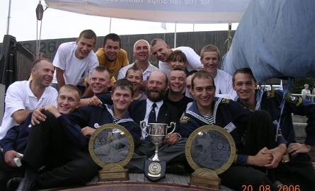 Zwycięstwo w 2006 r. W środku z pucharem kapitan Jurek Szwoch.