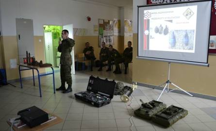 Pokaz poprzedziła prezentacja w szkole, którą poprowadził dowódca chorąży Kamil Książek.