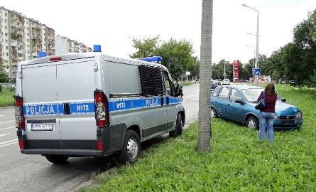 Kierowca renault spowodował kolizję na skrzyżowaniu ulic 11 Listopada i Struga. Gdy zobaczył radiowóz Straży Miejskiej, zaczął uciekać w stronę ulicy