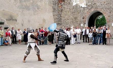 - Pokazy walk rycerskich Bractwa Klubu Broni Dawnej "Gryf" na dziedzińcu zamku w Szydłowcu