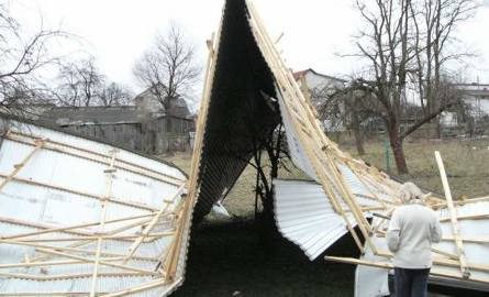 Przy ulicy Leśnej we Włoszczowie wiatr zerwał blaszany dach jednego z domów mieszkalnych. Dach upadając na ziemię złożył się na kształt namiotu.