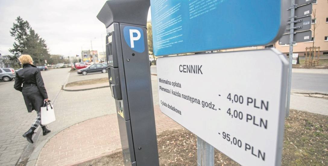 Kierowcy parkujący przy szpitalu Jurasza w Bydgoszczy zastanawiają się, czy to najdroższy parking w regionie. Firma za złamanie regulaminu parkowania