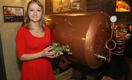 Edyta Syzduł, menedżer restauracji Stary Browar prezentuje tank, czyli specjalny zbiornik, z którego rozlewa się niepasteryzowane piwo.