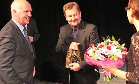 Tadeusz Konieczny, dyrektor Krakowskiego Teatru Sceny STU ( w środku) odbiera nagrodę publiczności od prezydenta Grudziądza Roberta Malinowskiego i dyrektor