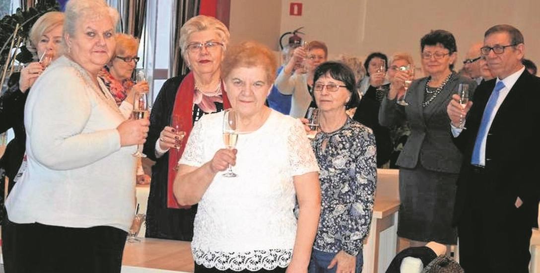 Seniorzy wznieśli w „Inowrocławiance” toast z okazji 10-lecia UTW w mieście.
