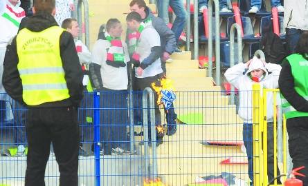 Race, palenie flag, wbiegnięcie na boisku, próba konfrontacji i demolka. To obraz polskiego kibica.