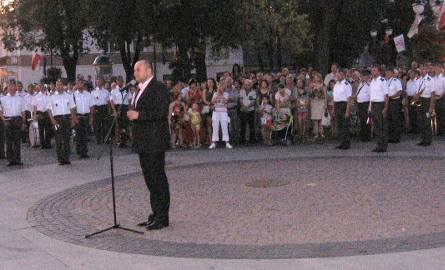 Muzyków i gości przywitał w imieniu władz Radomia prezydent Andrzej Kosztowniak: spotykają się na deptaku dwie pasje: samolotowe i muzyczne.