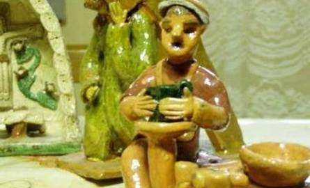 Gliniane, wypalane figurki autorstwa Zofii Batugowskiej były prezentowane na wystawach w kraju i za granicą.