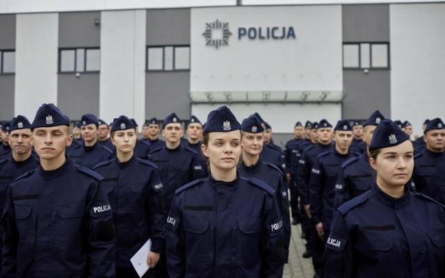 W Małopolskiej policji brakuje 800 funkcjonariuszy. Szukają ich na piknikach, targach pracy i w... autobusach