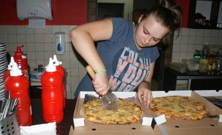 Wioleta Toporek kroi pizze na kawałki