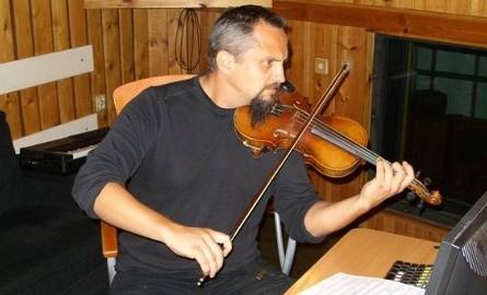 Michał „Jelonek” Jelonek. Ma 42 lata. Kompozytor, skrzypek i muzyk sesyjny. Członek zespołów Hunter i Orkiestra Dni Naszych. Były członek kieleckiej