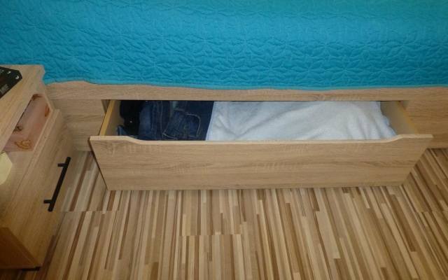 Szuflada w łóżku pomoże w utrzymaniu porządku w sypialni. W sypialni dla dwojga warto mieć mebel z dwiema szufladami - po jednej dla każdego.