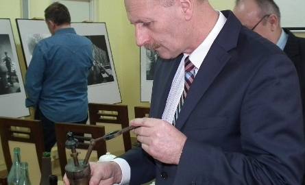 Sławomir Stanik, wójt gminy Kowala zainteresował się między innymi maszynka do napełniani długopisowych wkładów z radomskiej firmy „Długopis” z Rado
