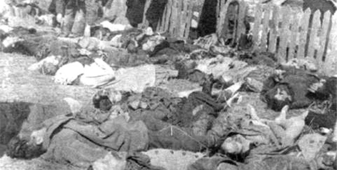 Kolonia Lipniki. Zwłoki zamordowanych Polaków podczas napadu UPA na kolonię 26 marca 1943 r.