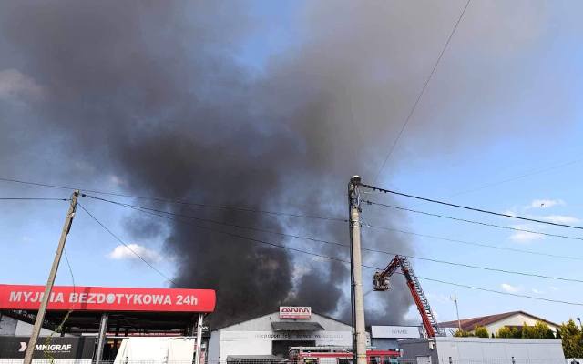 Pożar hali produkcyjnej w Niepołomicach. Z ogniem walczyło przeszło stu strażaków. Aktualnie trwa dogaszanie pożaru