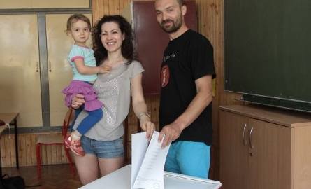 3-letnia Julka, Izabela i Łukasz Ziętkowie wybrali się na głosowanie prosto z wycieczki rowerowej.