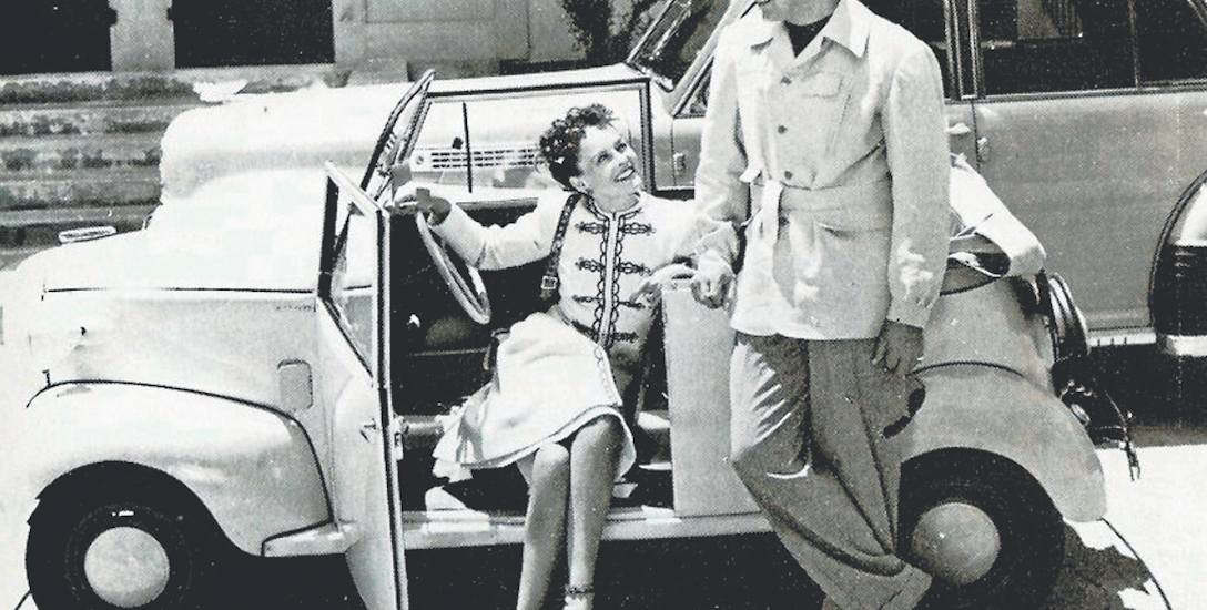 Rok 1939. Gwiazda Hollywood Paulette Goddard pozuje fotografowi w aucie Crosley, które dostała w prezencie. Czy od stojącego obok Raya Millanda, jej