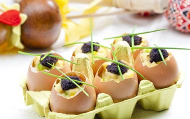 Wielkanocne jaja faszerowane konfiturą z  suszonych śliwek.