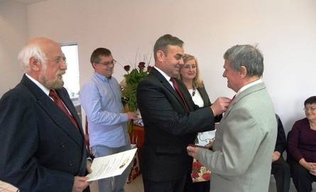 Medale wręczał jubilatom wójt gminy Piotr Leśnowolski i Jerzy Chrzanowski, przewodniczący rady gminy.