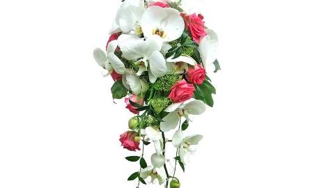 Bukiet wydłużony, przestrzenny, użyte kwiaty: Phalenopsis, róża, Trachelium.