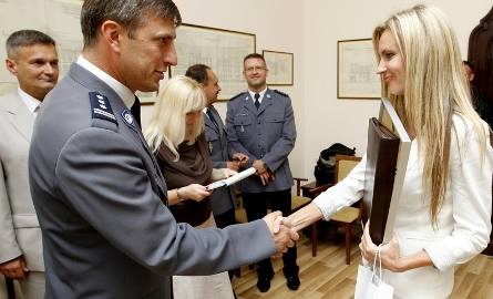 Inspektor Jacek Fabisiak, zastępca komendanta wojewódzkiego policji gratuluje Agacie Sochackiej, dzielnicowej z Polic, która zdobyła najwięcej głosów