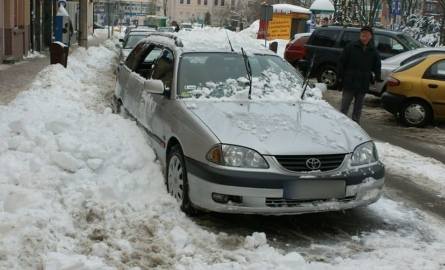 Zwały śniegu przywaliły samochód, wybiły w nim szyby. W środku było małe dziecko! (zdjęcia)