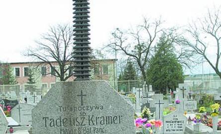 Krzyż na grobie mjr. Tadeusza Kramera wygląda, jakby był zrobiony z gąsienic czołgu