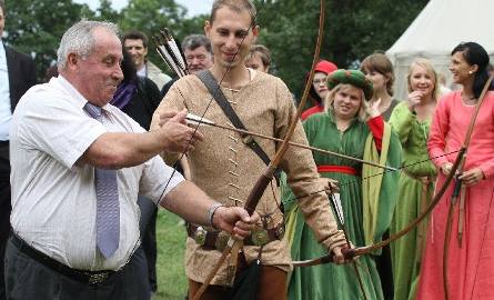 Starosta kielecki Zenon Janus niczym Robin Hood szykuje się do strzału z łuku.