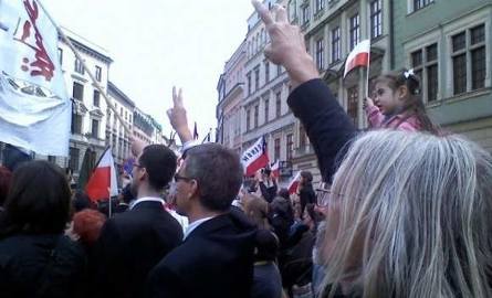 Tłum żegna parę prezydencką w drodze na Wawel.
