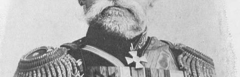 Gen. Nikołaj Pietrowicz Liniewicz był kawalerem licznych odznaczeń, weteranem wojny rosyjsko-tureckiej, dowódcą sił międzynarodowych w walkach z powstaniem