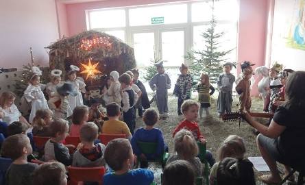 Świąteczny nastrój podkreślały niecodzienne stroje dzieci, bożonarodzeniowa dekoracja sali – stajenka z Józefem, Maryją, Dzieciątkiem oraz pachnącym