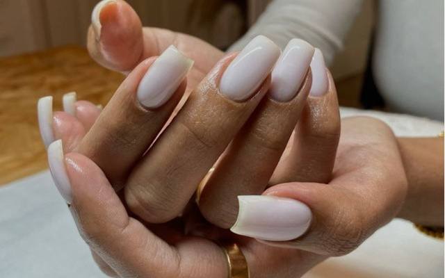 Paznokcie maj 2024, wiosenne paznokcie: białe paznokcie, białe manicure. Te stylizacje dodadzą Ci szyku! 
