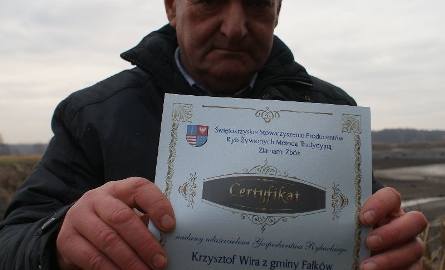 Ryszard Zawadzki prezentuje certyfikat, którym legitymują się świętokrzyscy hodowcy karpia królewskiego. Tylko ten dokument gwarantuje, że ryby były