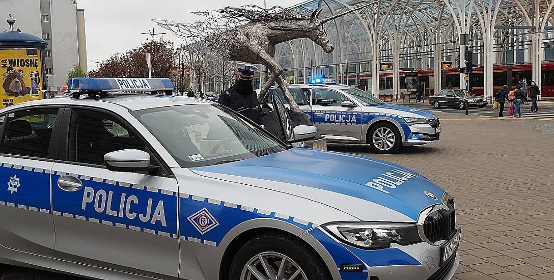 Jedno z symbolicznych pożegnań zastrzelonego policjanta odbyło się w przy jednorożcu pod „Centralem” w centrum Łodzi. Załogi dwóch radiowozów – policjantka