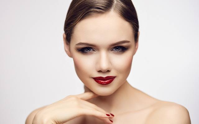 Foxy eye to makijaż dla kobiet, które borykają się z problemem opadających powiek. Zobacz, jak go wykonać i odmłodzić się o kilka lat