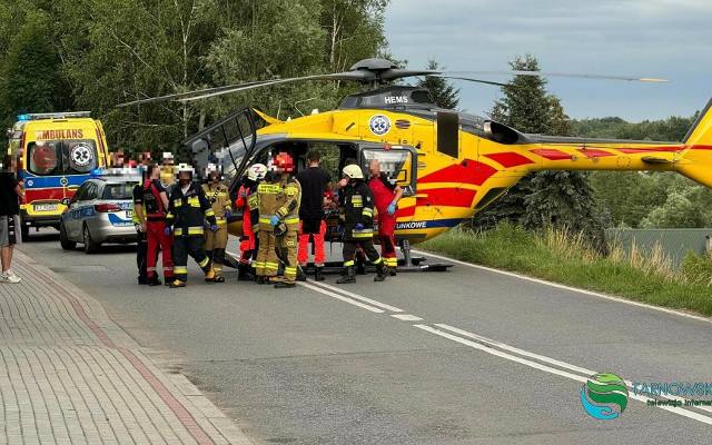 Wypadek pod Tarnowem z udziałem motocykla i samochodu osobowego, motocyklista trafił śmigłowcem do szpitala