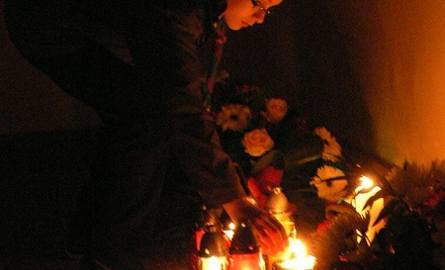 W sobotę mieszkańcy Skarżyska zapalali znicze pod tablicą katyńską przy Sanktuarium matki Bożej Ostrobramskiej.