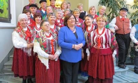 Chełmowianki, zwyciężczynie konkursu Echa Dnia Świętokrzyskie Koło Gospodyń Wiejskich 2013 w towarzystwie Pierwszej Damy Anny Komorowskiej.