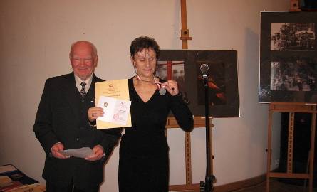 Barbara Polakowska prezentuje otrzymany Srebrny Medal Fotoklubu RP
