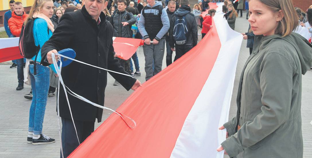 Najdłuższa flaga, przygotowana przez gimnazjalistów ze Strzelec Krajeńskich, miała 149 metrów.
