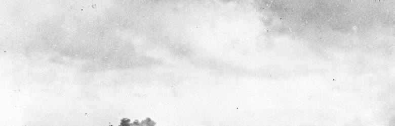 Niemiecki szkolny pancernik „Schlesien” ostrzeliwuje polskie umocnienia na Helu, 27 września 1939 r. Na pierwszym planie falochron portu w Gdyni